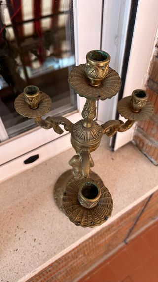 Pareja de candelabros de bronce.