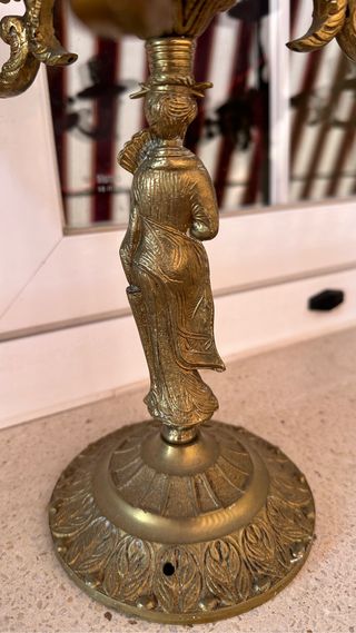 Pareja de candelabros de bronce.