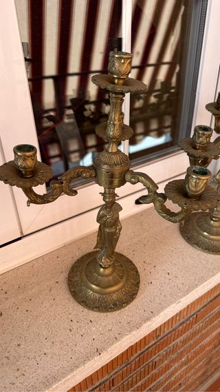 Pareja de candelabros de bronce.