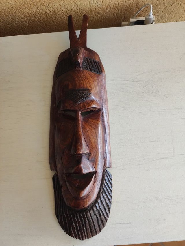 Figuras de madera tallada