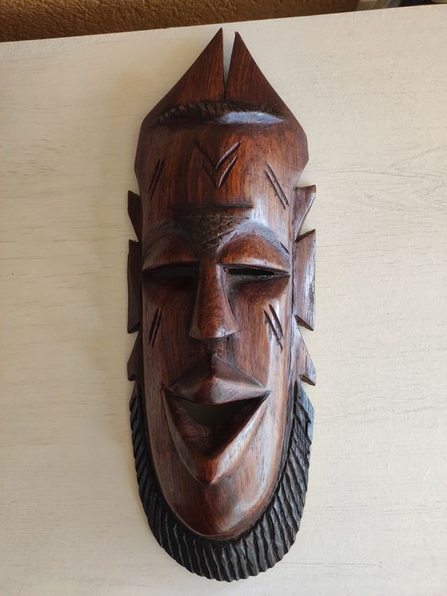 Figuras de madera tallada