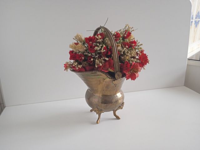 Florero antiguo de laton