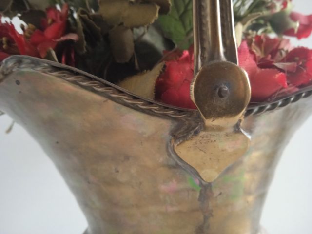 Florero antiguo de laton