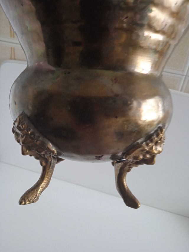 Florero antiguo de laton