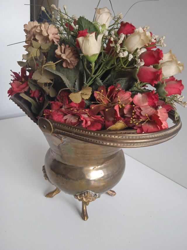 Florero antiguo de laton