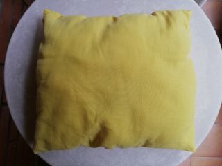 Cojín amarillo