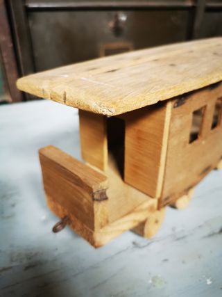Tranvía madera. Juguete antiguo.