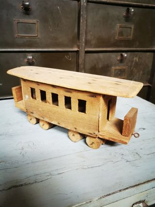 Tranvía madera. Juguete antiguo.