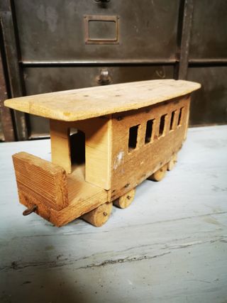 Tranvía madera. Juguete antiguo.