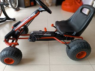 Macchina a pedali per bambini