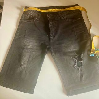 Pantalon bermuda con rotos 