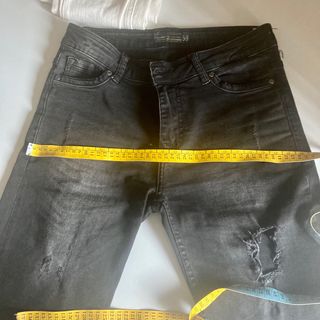 Pantalon bermuda con rotos 