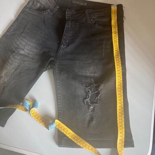 Pantalon bermuda con rotos 