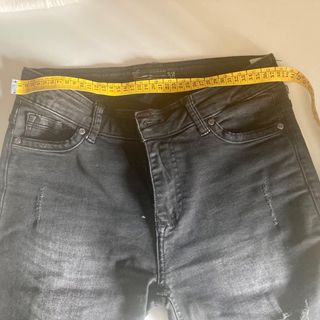 Pantalon bermuda con rotos 