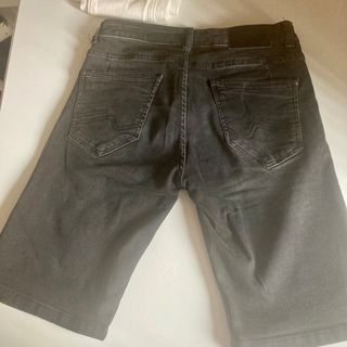 Pantalon bermuda con rotos 