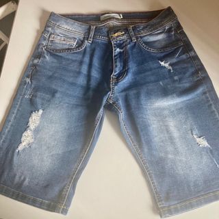 Pantalon bermuda con rotos 