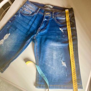 Pantalon bermuda con rotos 