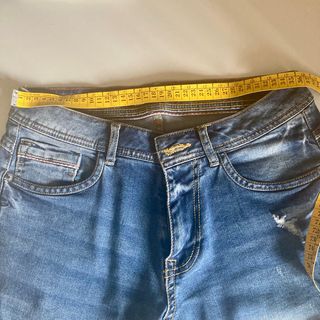 Pantalon bermuda con rotos 