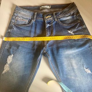 Pantalon bermuda con rotos 