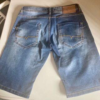 Pantalon bermuda con rotos 