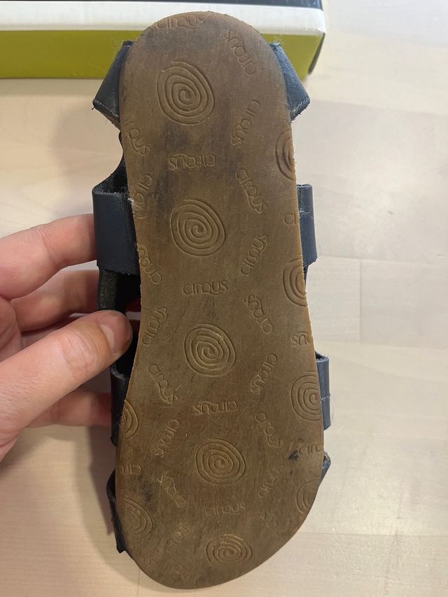 Sandalias anatómicas de piel. Talla 32