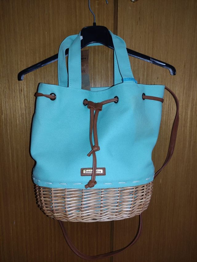 Bolso azul con detalles