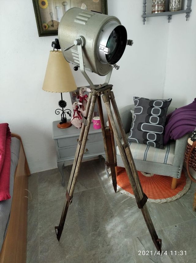 Foco de teatro con tripode