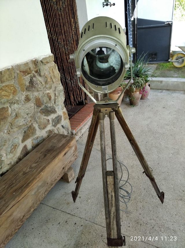 Foco de teatro con tripode