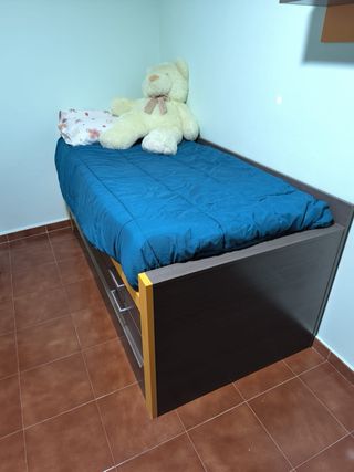 Cama y estantería juvenil de muy buena calidad