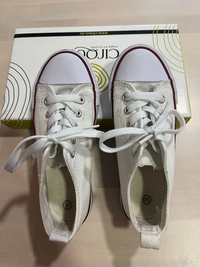 Zapatillas puntera color blanco unisex. Talla 31