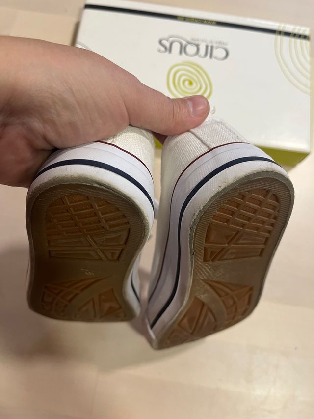 Zapatillas puntera color blanco unisex. Talla 31