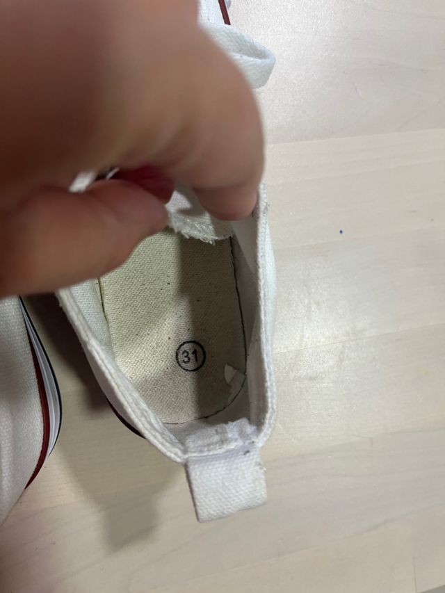 Zapatillas puntera color blanco unisex. Talla 31