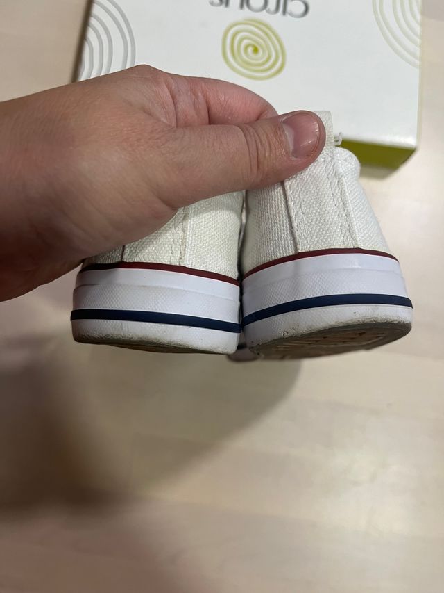 Zapatillas puntera color blanco unisex. Talla 31