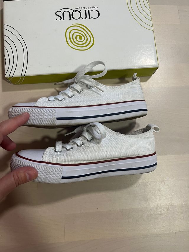 Zapatillas puntera color blanco unisex. Talla 31