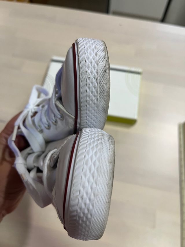 Zapatillas puntera color blanco unisex. Talla 31