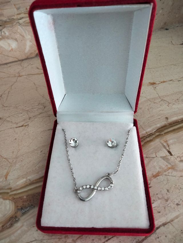 Conjunto de pendientes y colgante