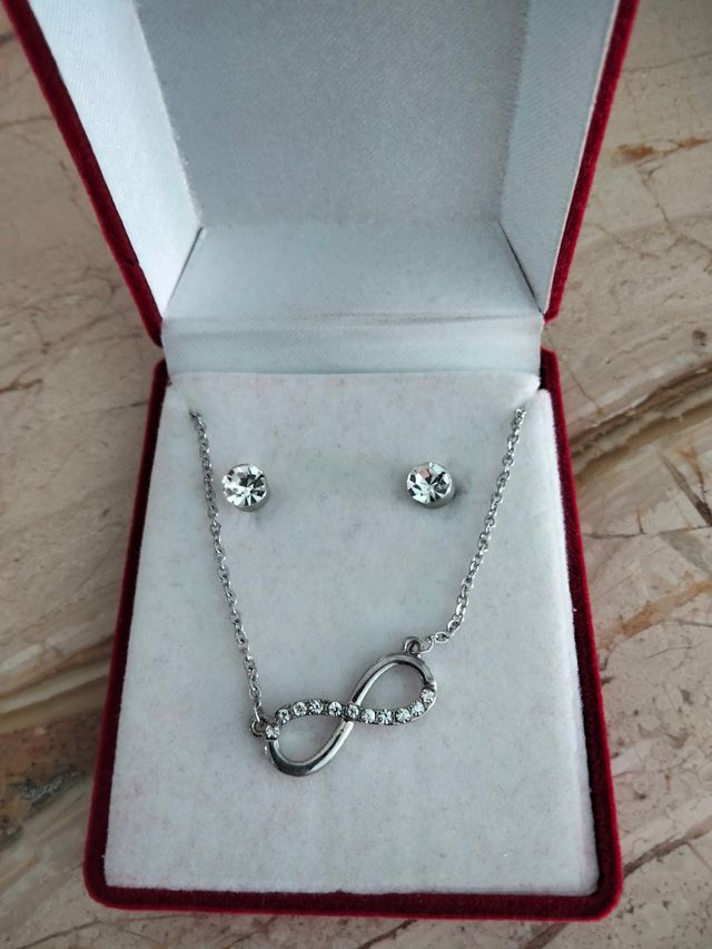 Conjunto de pendientes y colgante