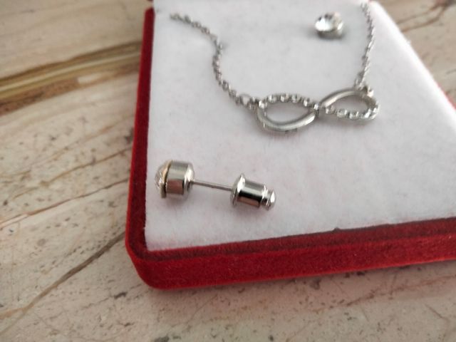 Conjunto de pendientes y colgante