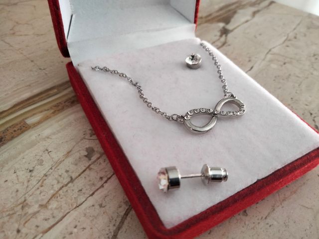 Conjunto de pendientes y colgante