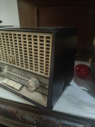 Radio antigua philips para decoración