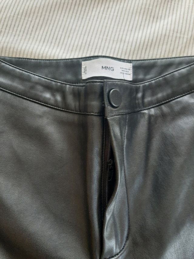 pantalones con botón y cremallera efecto cuero