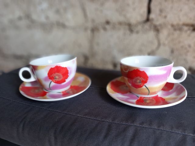 Coppia tazze cappuccino con tulipani