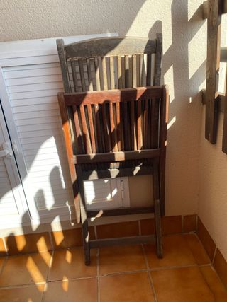 2 sillas plegables de madera