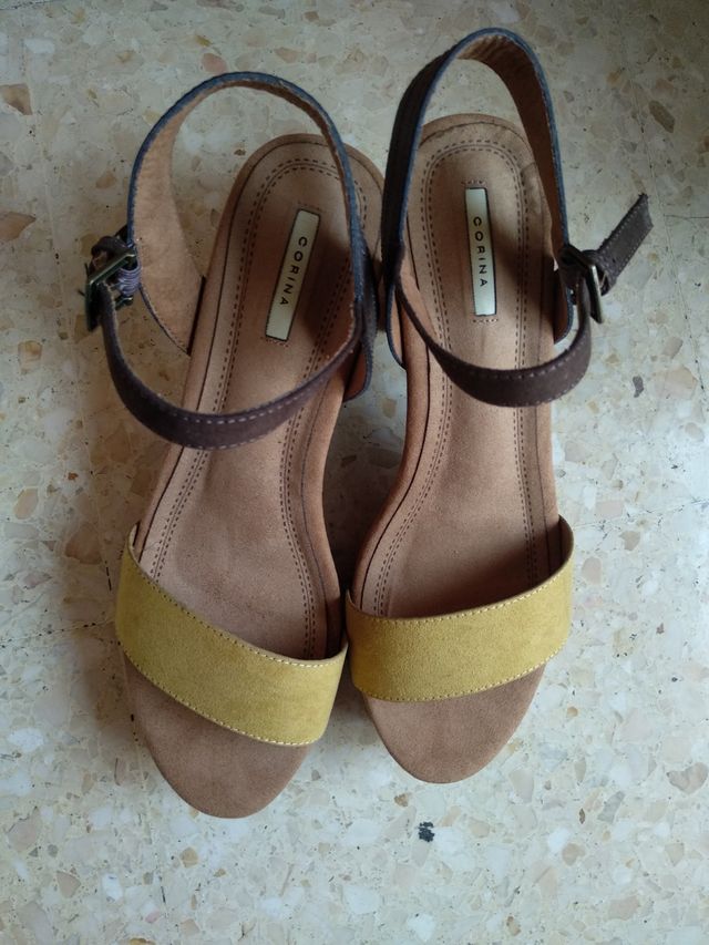 Sandalias de tacón mostaza y marrón