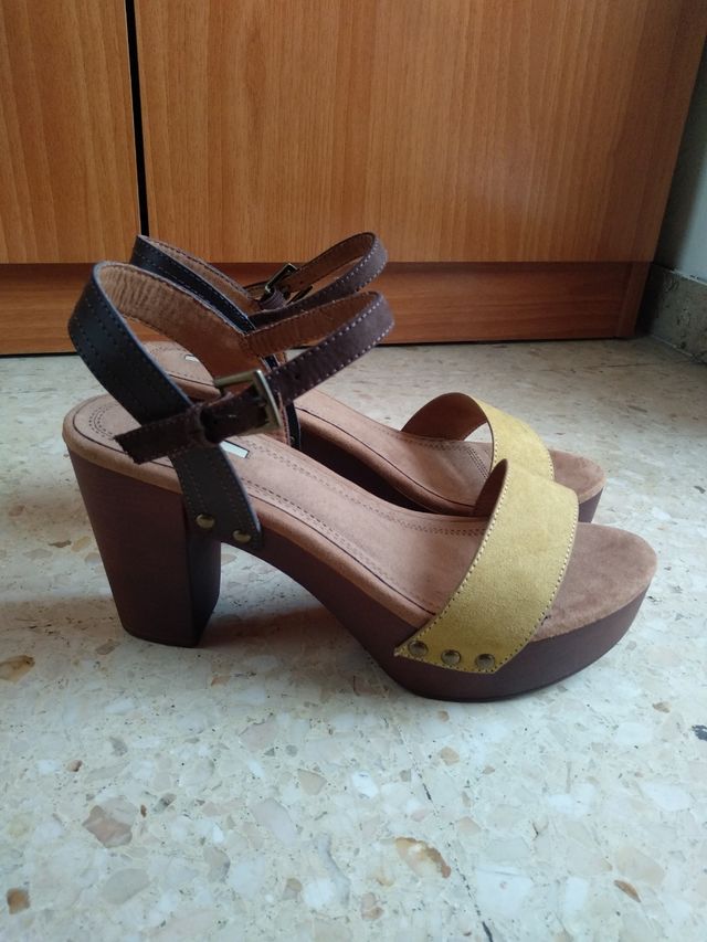 Sandalias de tacón mostaza y marrón
