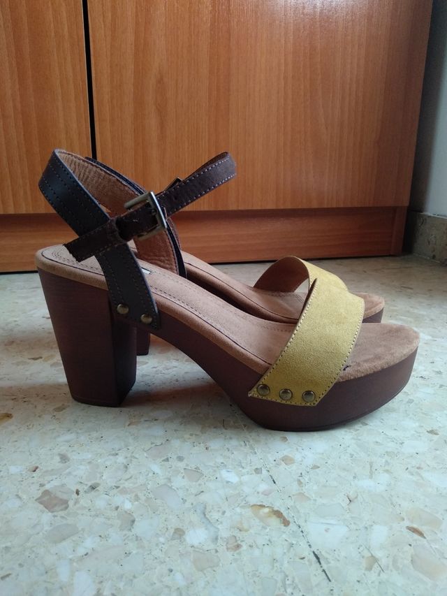 Sandalias de tacón mostaza y marrón