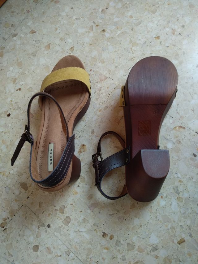 Sandalias de tacón mostaza y marrón