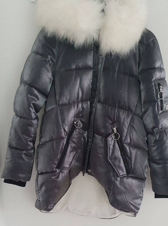 Abrigo color plateado con capucha