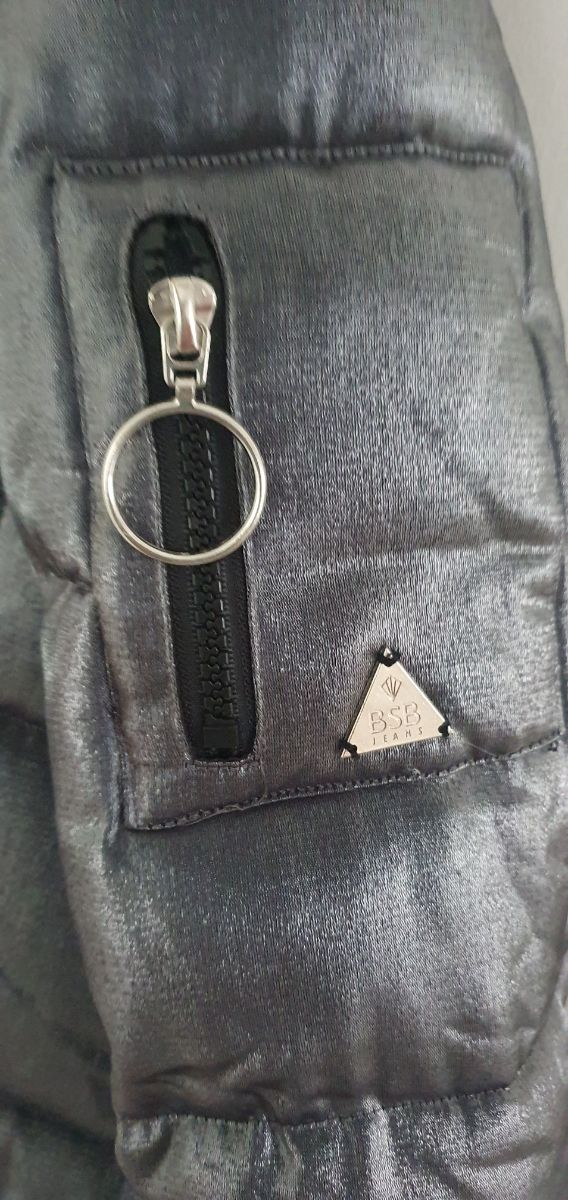 Abrigo color plateado con capucha