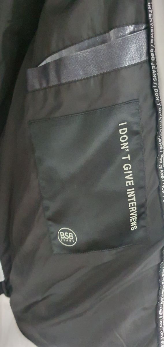 Abrigo color plateado con capucha